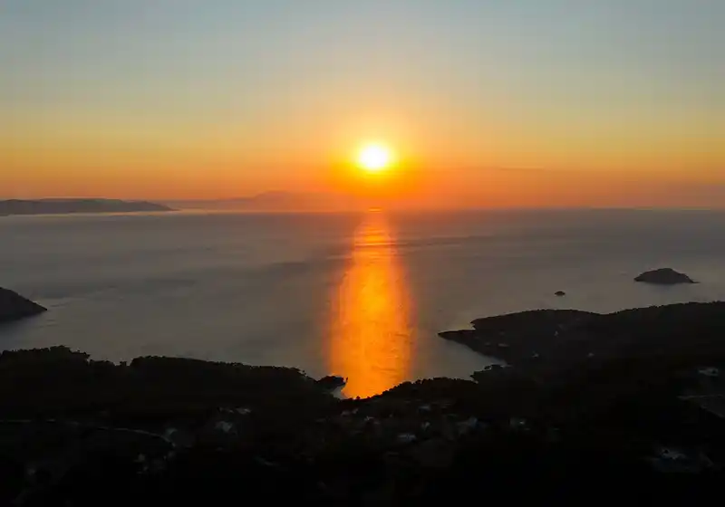 Ο ήλιος δύει πάνω από τη θάλασσα και μικρά νησιά, από τους λόφους της Αλοννήσου