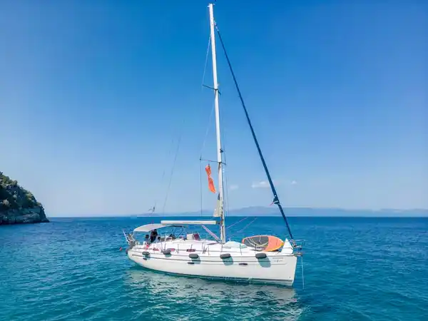 Το Bavaria 40 Babasails αγκυροβολημένο σε γαλάζιο κόλπο στην Κασσάνδρα