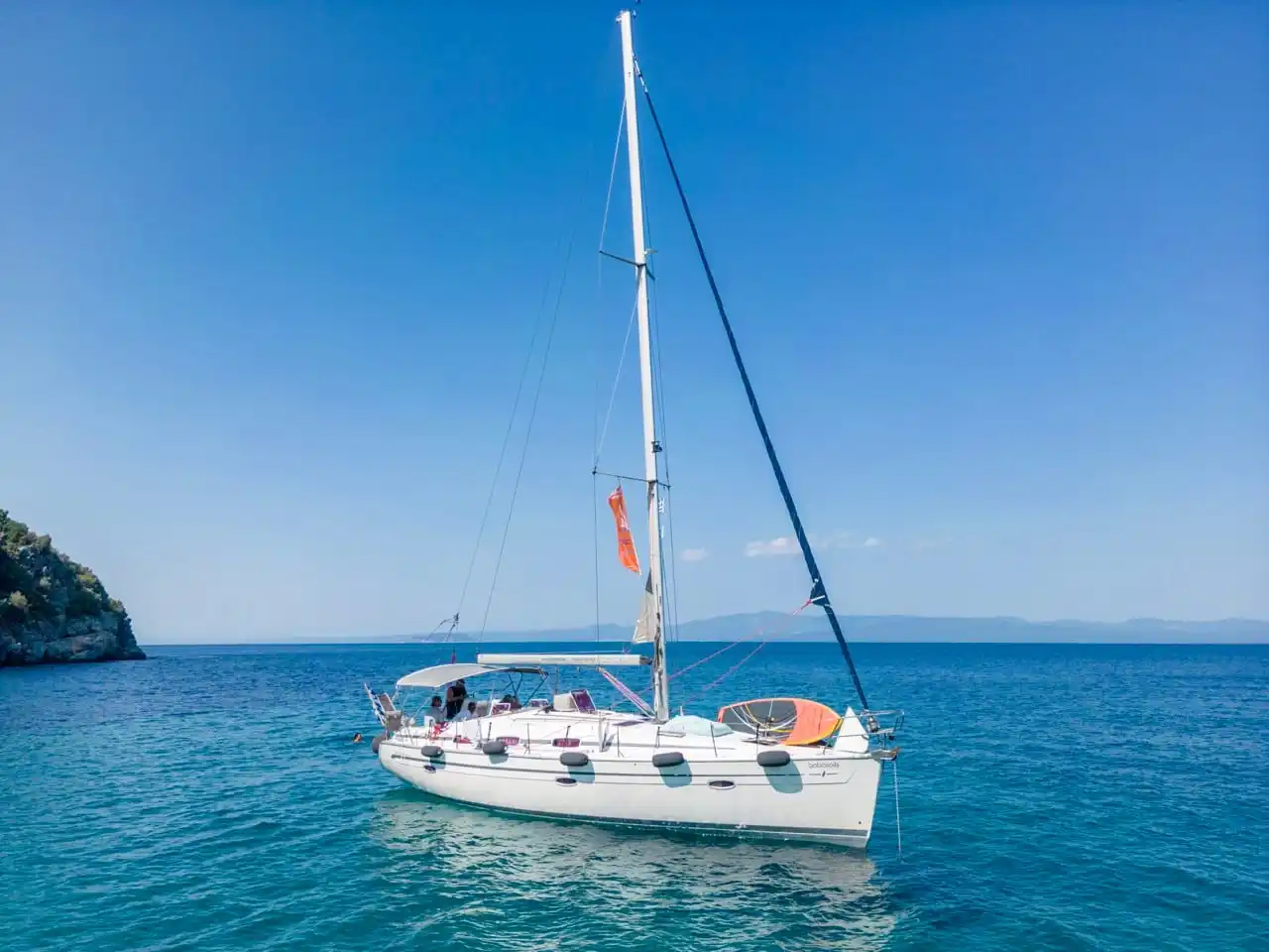 Το Bavaria 40 Babasails αγκυροβολημένο σε γαλάζιο κόλπο στην Κασσάνδρα