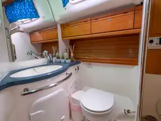 Το μπάνιο του Bavaria 40 Babasails, με νιπτήρα, καθρέφτη και τουαλέτα