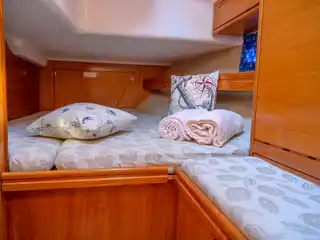 Διπλή καμπίνα του Bavaria 40 Babasails, με σεντόνια και μαξιλάρια με σχέδιο από κοχύλια