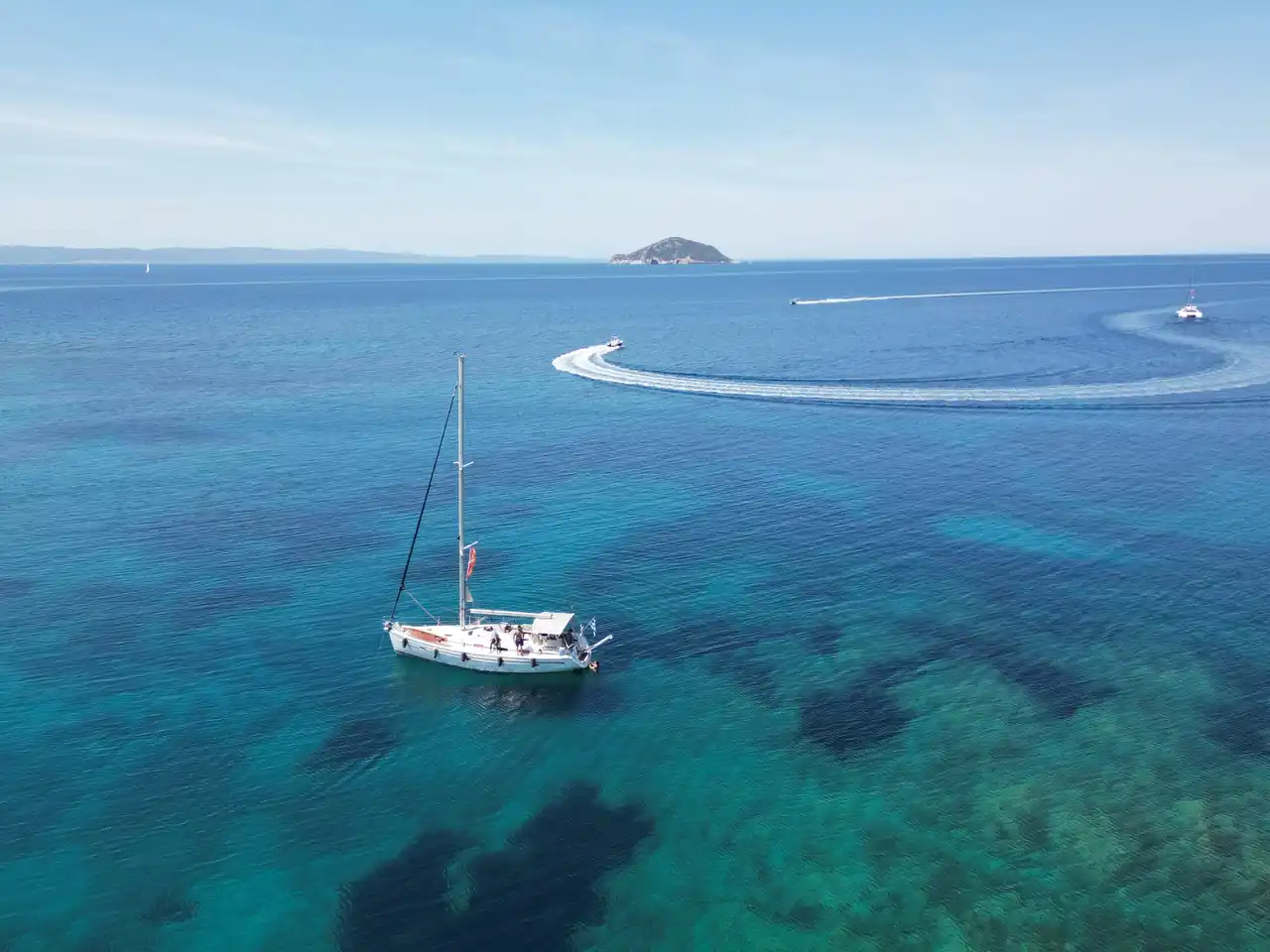 Το Bavaria 40 Babasails από ψηλά, σε έναν φαρδύ τιρκουάζ κόλπο στη Σιθωνία