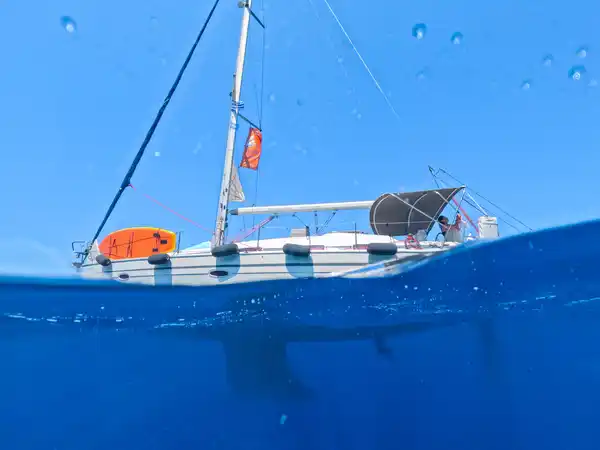 Το Bavaria 40 Babasails μισό πάνω και μισό κάτω από την επιφάνεια, με την καρίνα μέσα στο μπλε νερό