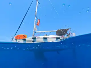 Το Bavaria 40 Babasails μισό πάνω και μισό κάτω από την επιφάνεια, με την καρίνα μέσα στο μπλε νερό