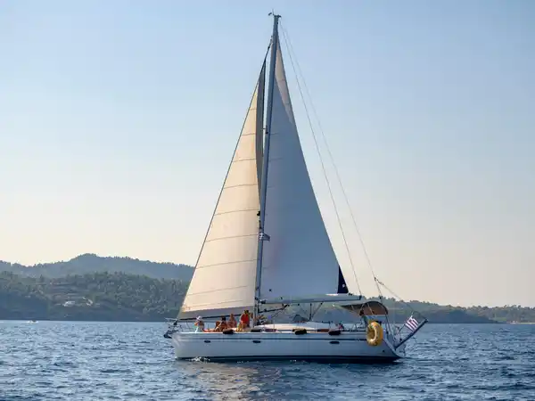 Το Bavaria 40 Babasails με όλα τα πανιά ανοιχτά, κατά μήκος μιας δασωμένης ακτής