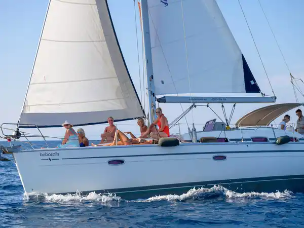 Το Bavaria 40 Babasails με τα πανιά ανοιχτά και επισκέπτες καθισμένους στο κατάστρωμα