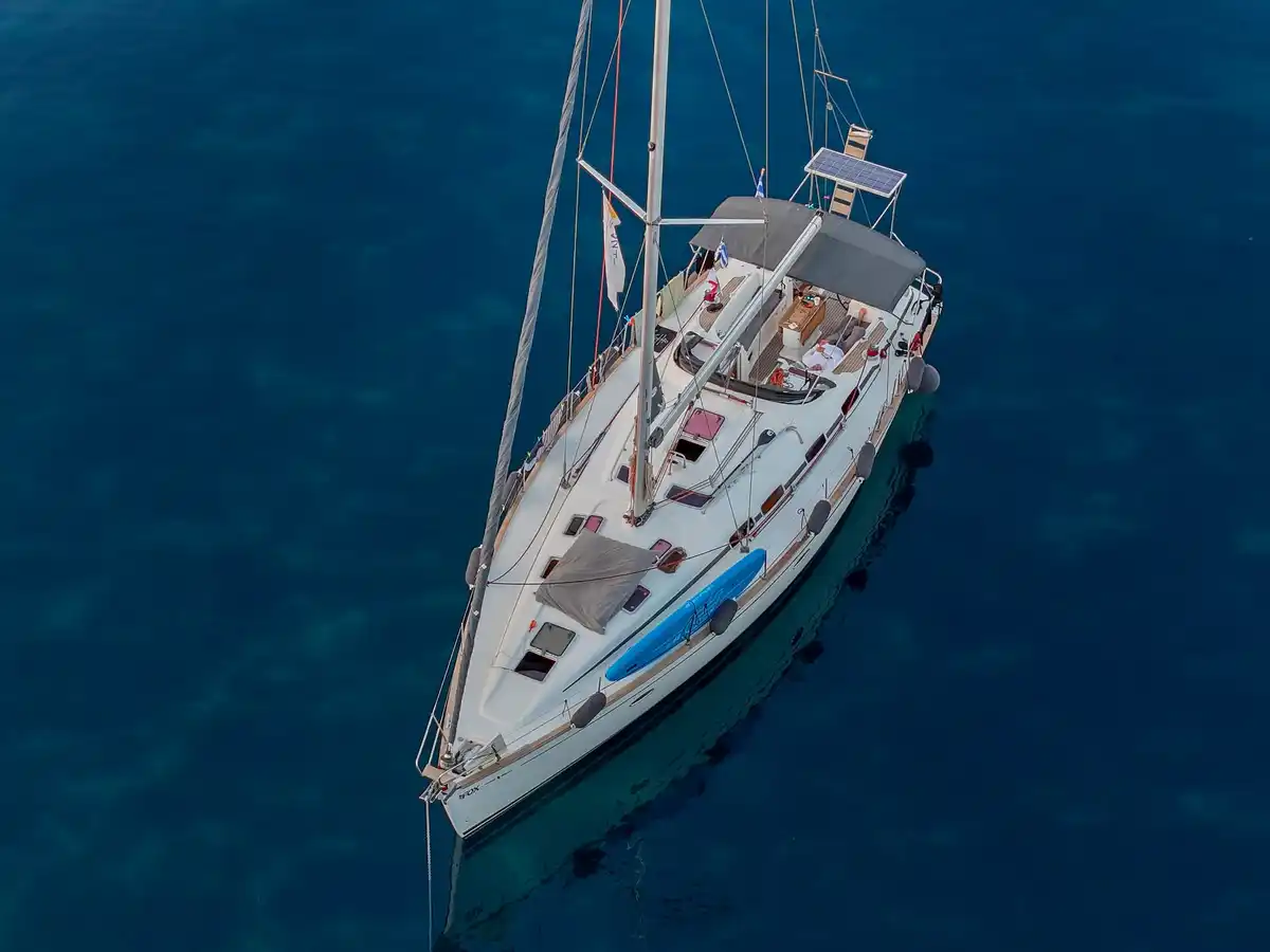 Το Bavaria 46 Fox αγκυροβολημένο σε βαθιά μπλε νερά στις Σποράδες, από ψηλά