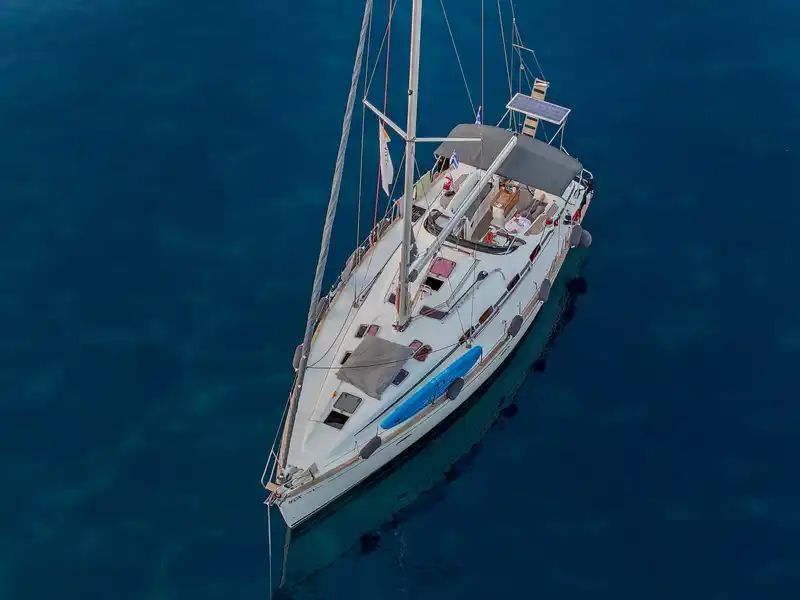 Το Bavaria 46 Fox αγκυροβολημένο σε βαθιά μπλε νερά στις Σποράδες, από ψηλά