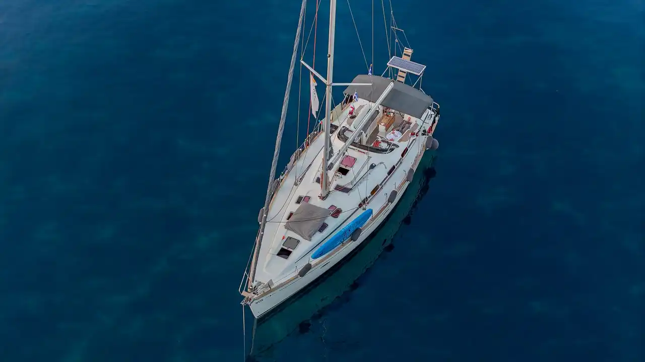 Το Bavaria 46 Fox αγκυροβολημένο σε βαθιά μπλε νερά στις Σποράδες, από ψηλά