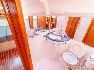 Το μπάνιο του Bavaria 46 Fox, με νιπτήρα, καθρέφτη και τουαλέτα