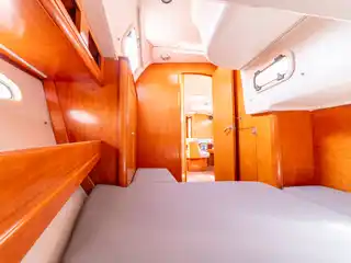 Καμπίνα του Bavaria 46 Fox με φαρδύ κρεβάτι και φινιστρίνια