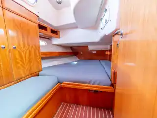 Διπλή καμπίνα του Bavaria 46 Fox με ξύλινα ντουλάπια