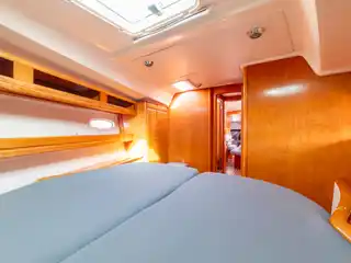 Καμπίνα του Bavaria 46 Fox το βράδυ, με τα φώτα αναμμένα