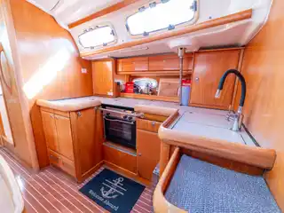 Η κουζίνα του Bavaria 46 Fox, με φούρνο, νεροχύτη και ένα χαλάκι Welcome Aboard