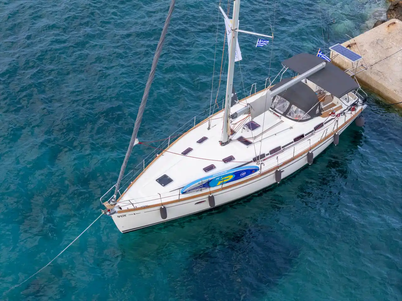 Το Bavaria 46 Fox δεμένο στον μόλο του Χρουσού στο Παλιούρι, από ψηλά, πάνω από καθαρά γαλάζια νερά
