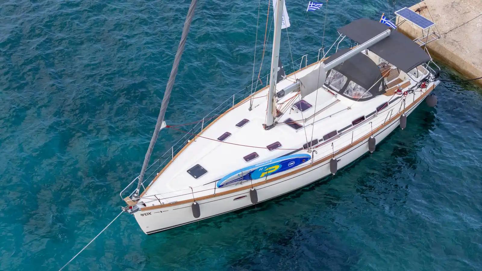 Το Bavaria 46 Fox δεμένο στον μόλο του Χρουσού στο Παλιούρι, από ψηλά, πάνω από καθαρά γαλάζια νερά