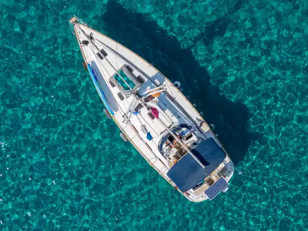 Το Bavaria 46 Fox πάνω από τιρκουάζ νερά και βραχώδη βυθό, ανοιχτά της Σιθωνίας