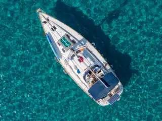 Το Bavaria 46 Fox πάνω από τιρκουάζ νερά και βραχώδη βυθό, ανοιχτά της Σιθωνίας