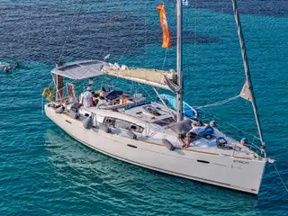 Το Beneteau 43 Starcat αγκυροβολημένο στον Διάπορο, με επισκέπτες να χαλαρώνουν στο κατάστρωμα και να κολυμπούν δίπλα