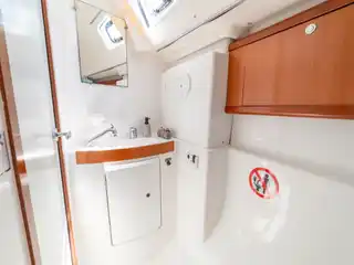 Νιπτήρας και καθρέφτης σε μπάνιο του Beneteau 43 Starcat