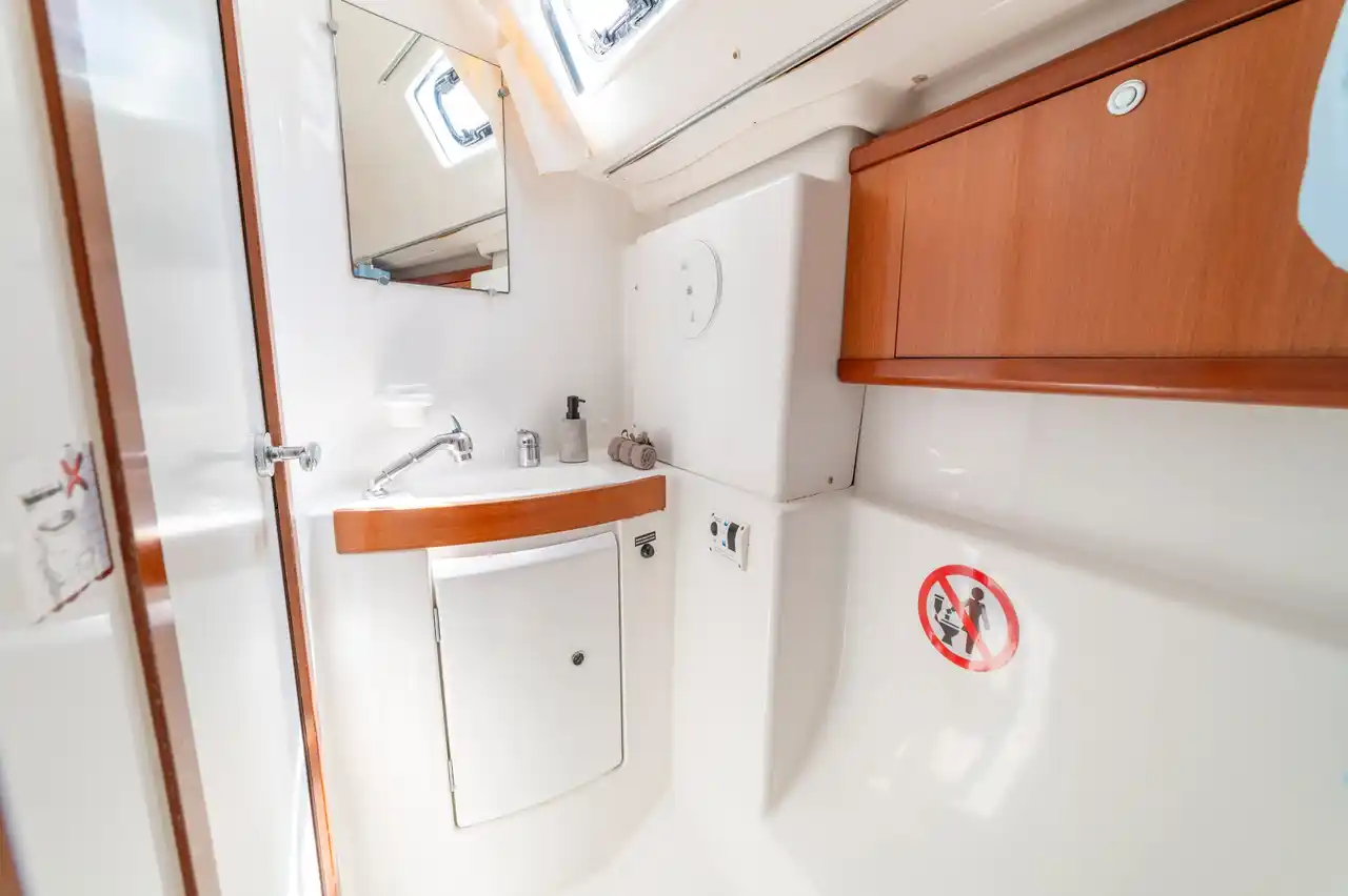 Νιπτήρας και καθρέφτης σε μπάνιο του Beneteau 43 Starcat