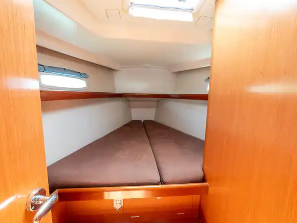 Η πλωριά καμπίνα του Beneteau 43 Starcat με διπλό κρεβάτι