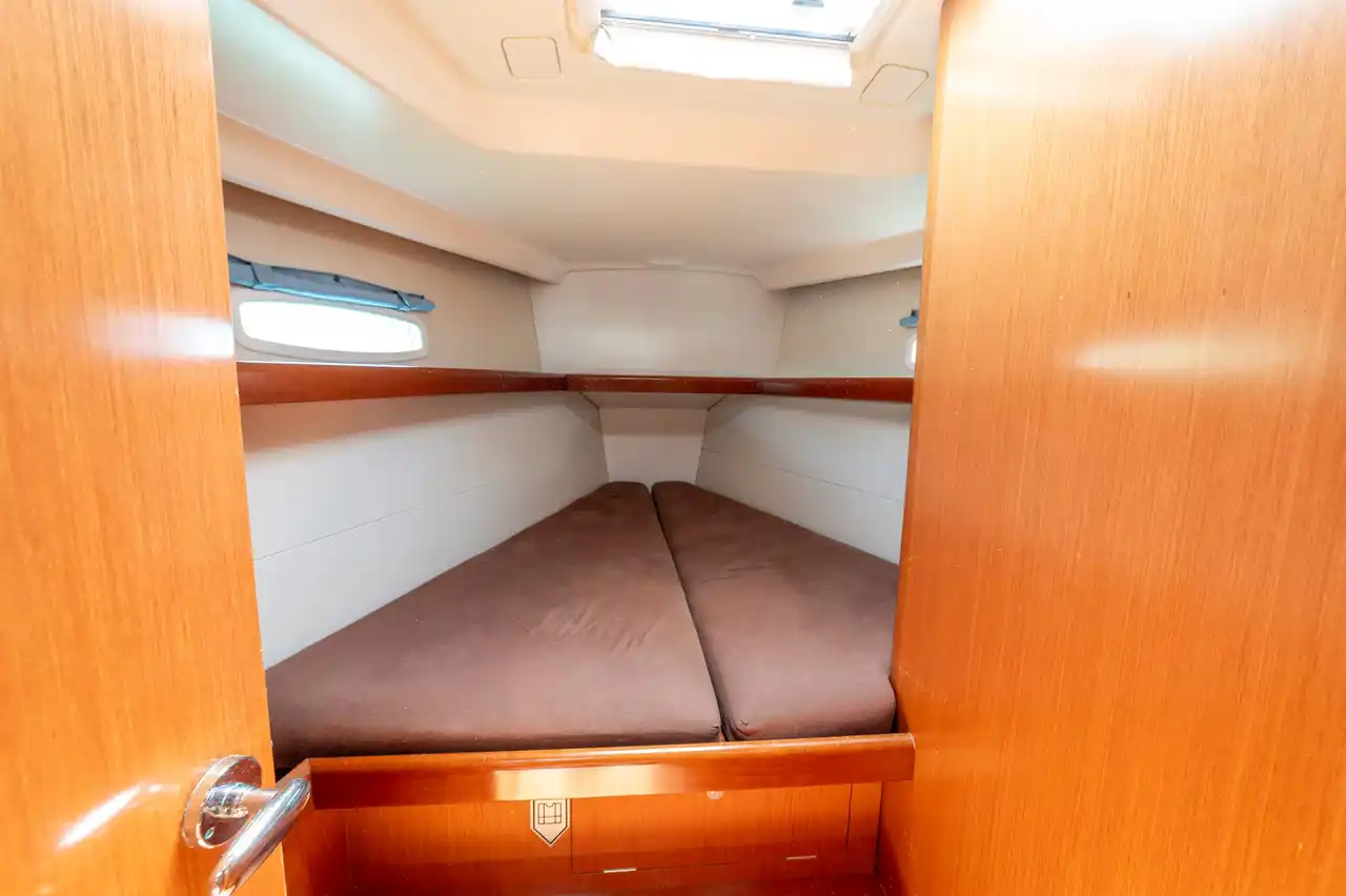 Η πλωριά καμπίνα του Beneteau 43 Starcat με διπλό κρεβάτι
