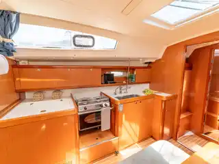 Η κουζίνα του Beneteau 43 Starcat, με φούρνο, εστίες γκαζιού και νεροχύτη