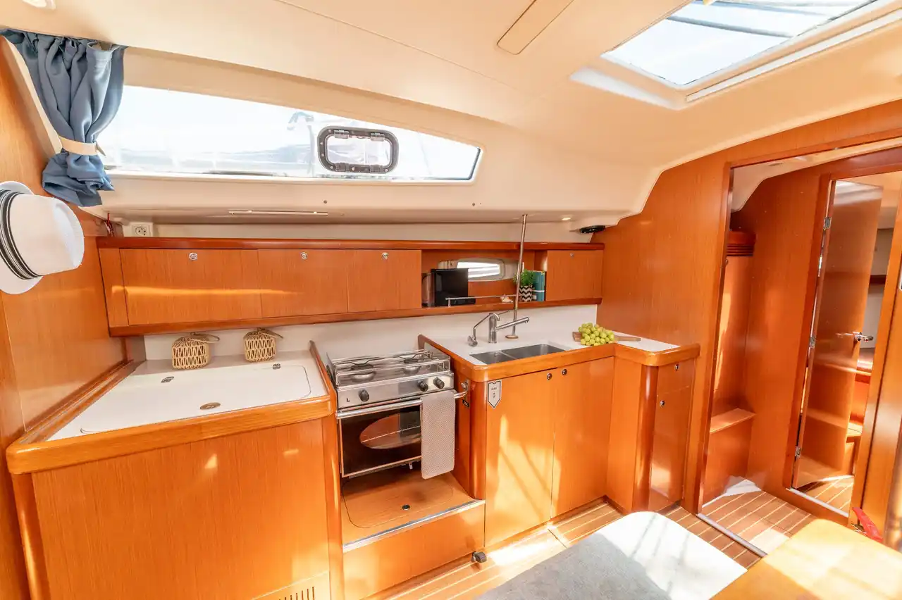 Η κουζίνα του Beneteau 43 Starcat, με φούρνο, εστίες γκαζιού και νεροχύτη