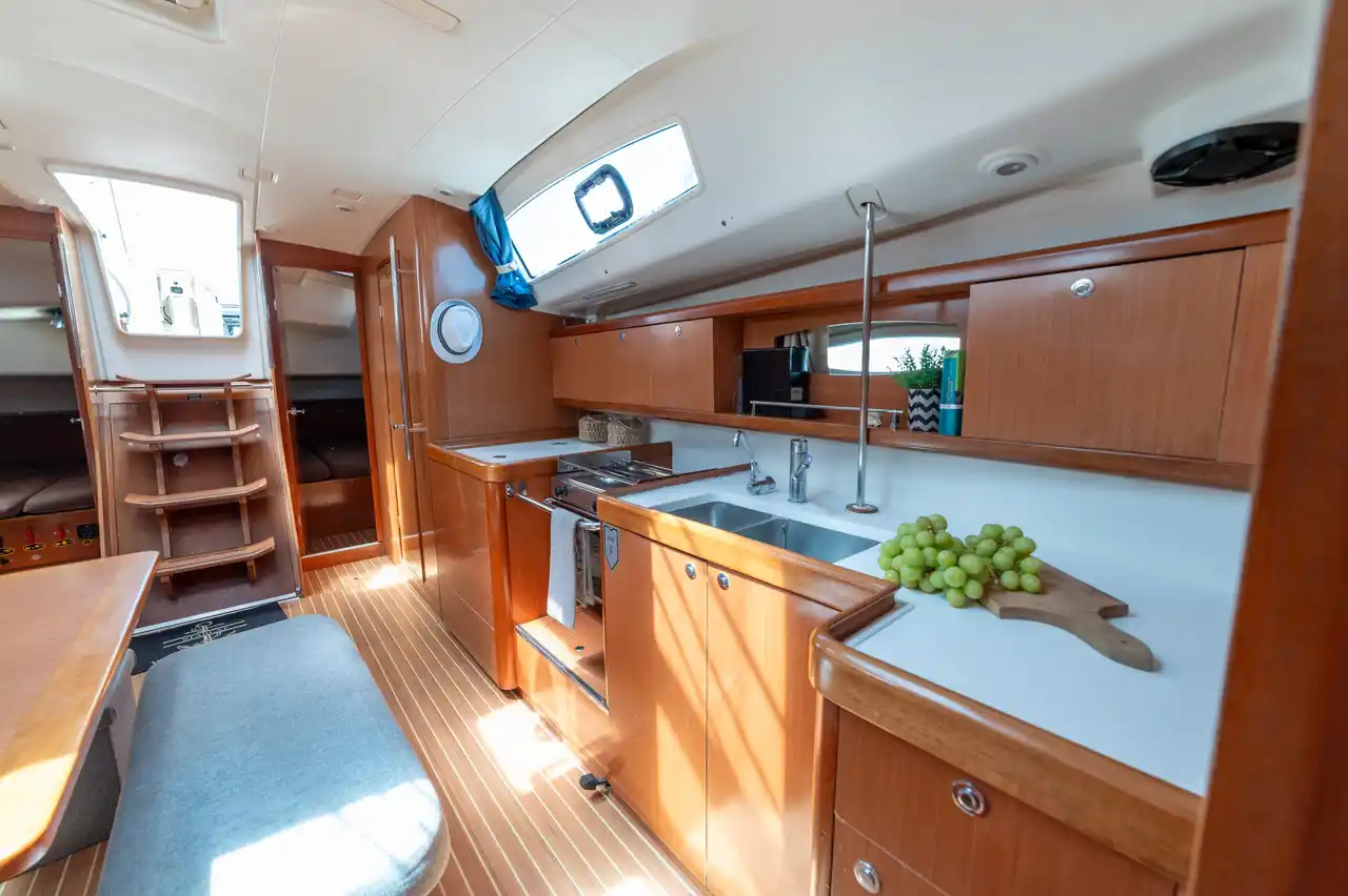 Ο πάγκος της κουζίνας στο Beneteau 43 Starcat, με ένα τσαμπί σταφύλια