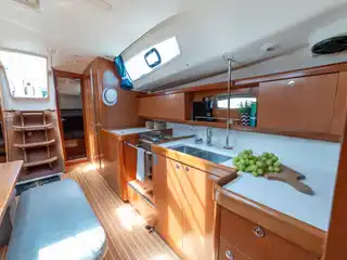 Ο πάγκος της κουζίνας στο Beneteau 43 Starcat, με ένα τσαμπί σταφύλια