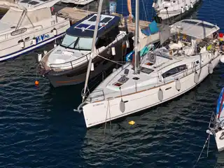 Το Beneteau 43 Starcat δεμένο στη μαρίνα Λατούρα, στον Όρμο Παναγίας, στο απογευματινό φως