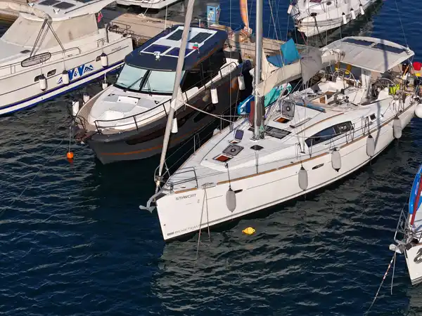 Το Beneteau 43 Starcat δεμένο στη μαρίνα Λατούρα, στον Όρμο Παναγίας, στο απογευματινό φως