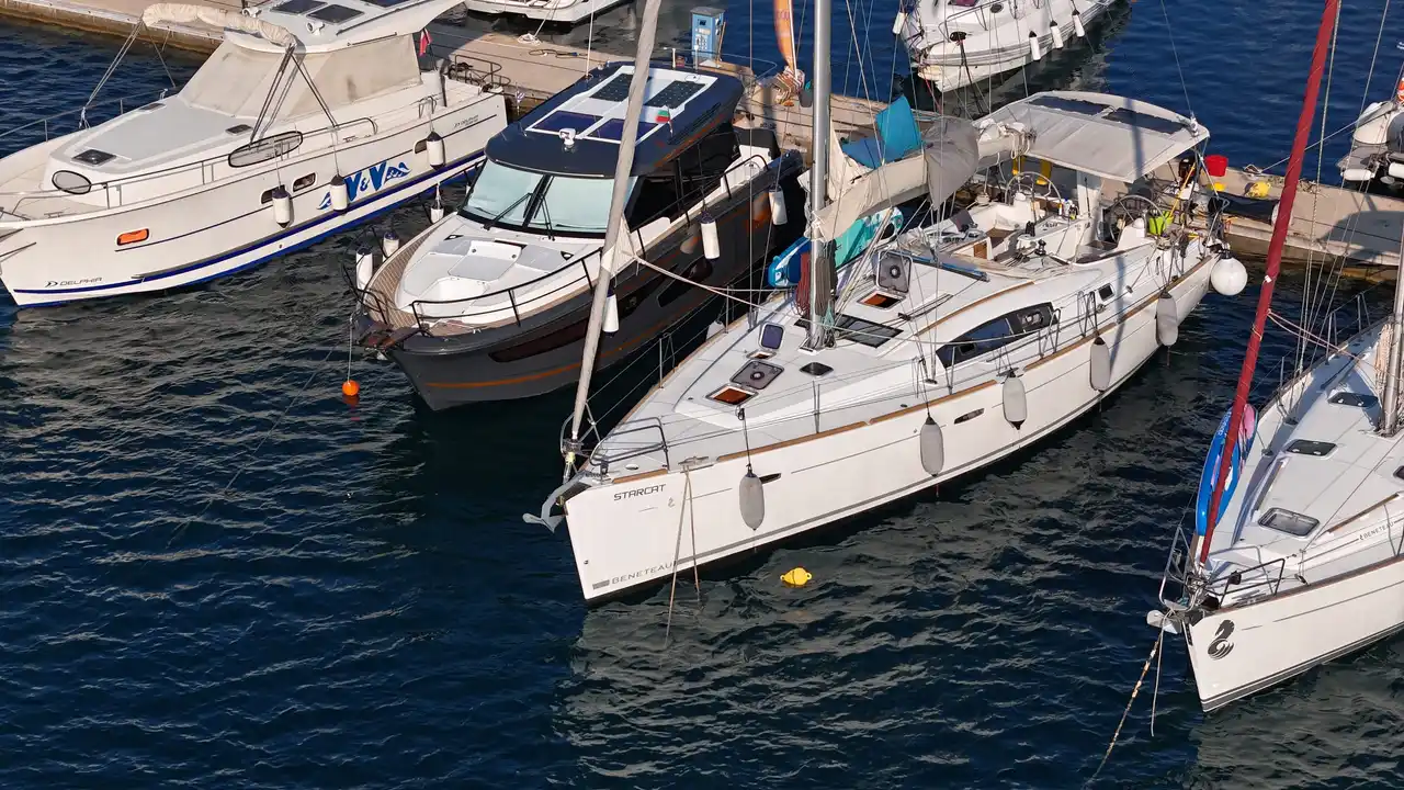 Το Beneteau 43 Starcat δεμένο στη μαρίνα Λατούρα, στον Όρμο Παναγίας, στο απογευματινό φως