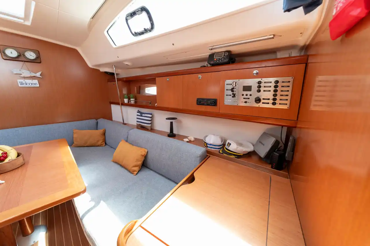 Το σαλόνι του Beneteau 43 Starcat, με γκρι καναπέ, μαξιλάρια και το τραπέζι χαρτών
