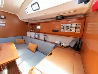 Το σαλόνι του Beneteau 43 Starcat, με γκρι καναπέ, μαξιλάρια και το τραπέζι χαρτών
