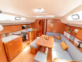 Το σαλόνι του Beneteau 43 Starcat, με καναπέδες γύρω από το τραπέζι και την κουζίνα αριστερά