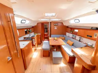 Το σαλόνι του Beneteau 43 Starcat από άκρη σε άκρη, με τραπέζι, καναπέδες και κουζίνα