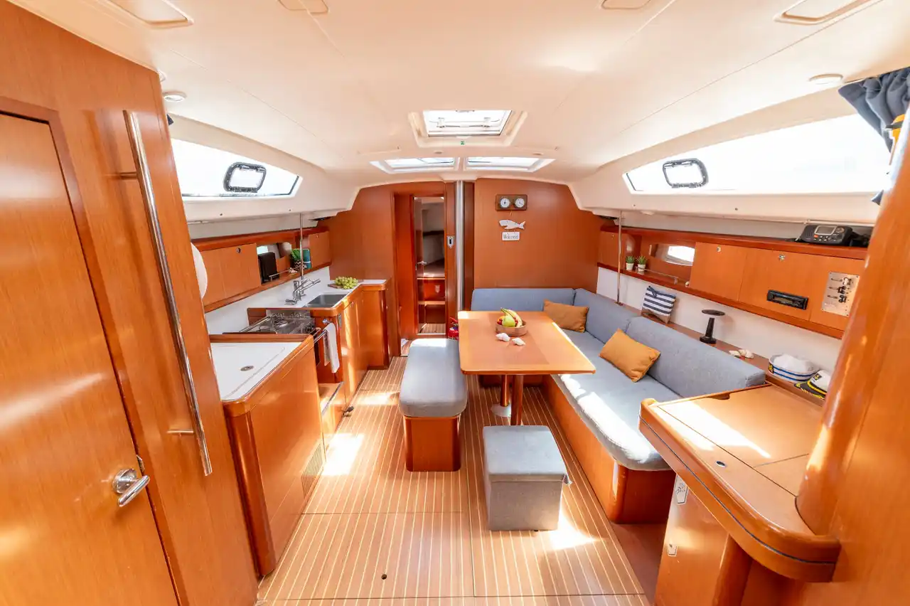 Το σαλόνι του Beneteau 43 Starcat από άκρη σε άκρη, με τραπέζι, καναπέδες και κουζίνα