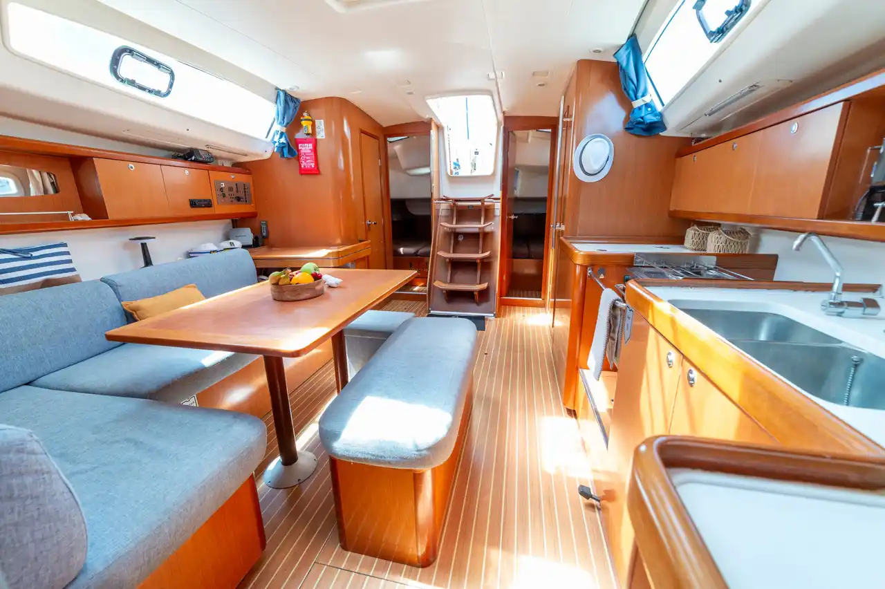 Σαλόνι και κουζίνα του Beneteau 43 Starcat, με τη σκάλα της εισόδου στο βάθος