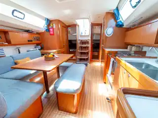 Σαλόνι και κουζίνα του Beneteau 43 Starcat, με τη σκάλα της εισόδου στο βάθος