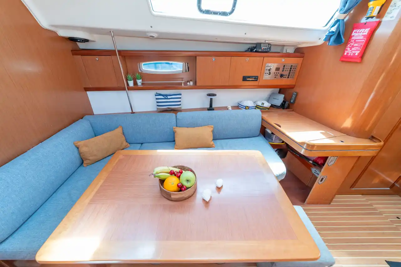 Το τραπέζι του σαλονιού στο Beneteau 43 Starcat, με ένα μπολ φρούτα