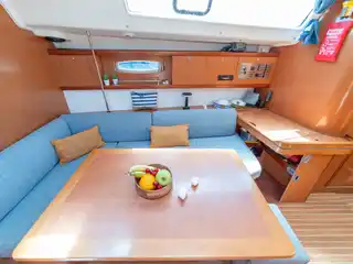 Το τραπέζι του σαλονιού στο Beneteau 43 Starcat, με ένα μπολ φρούτα