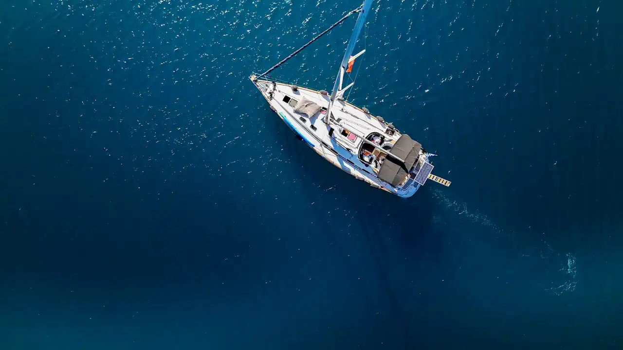 Το Beneteau 43 Starcat εν πλω σε βαθιά μπλε θάλασσα στις Σποράδες, από ψηλά