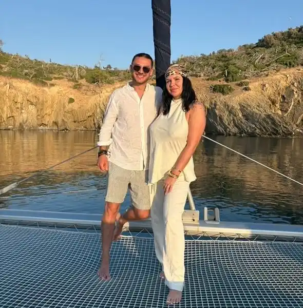 Ζευγάρι ποζάρει στα δίχτυα καταμαράν κάτω από χρυσαφένια βράχια, στο απογευματινό φως
