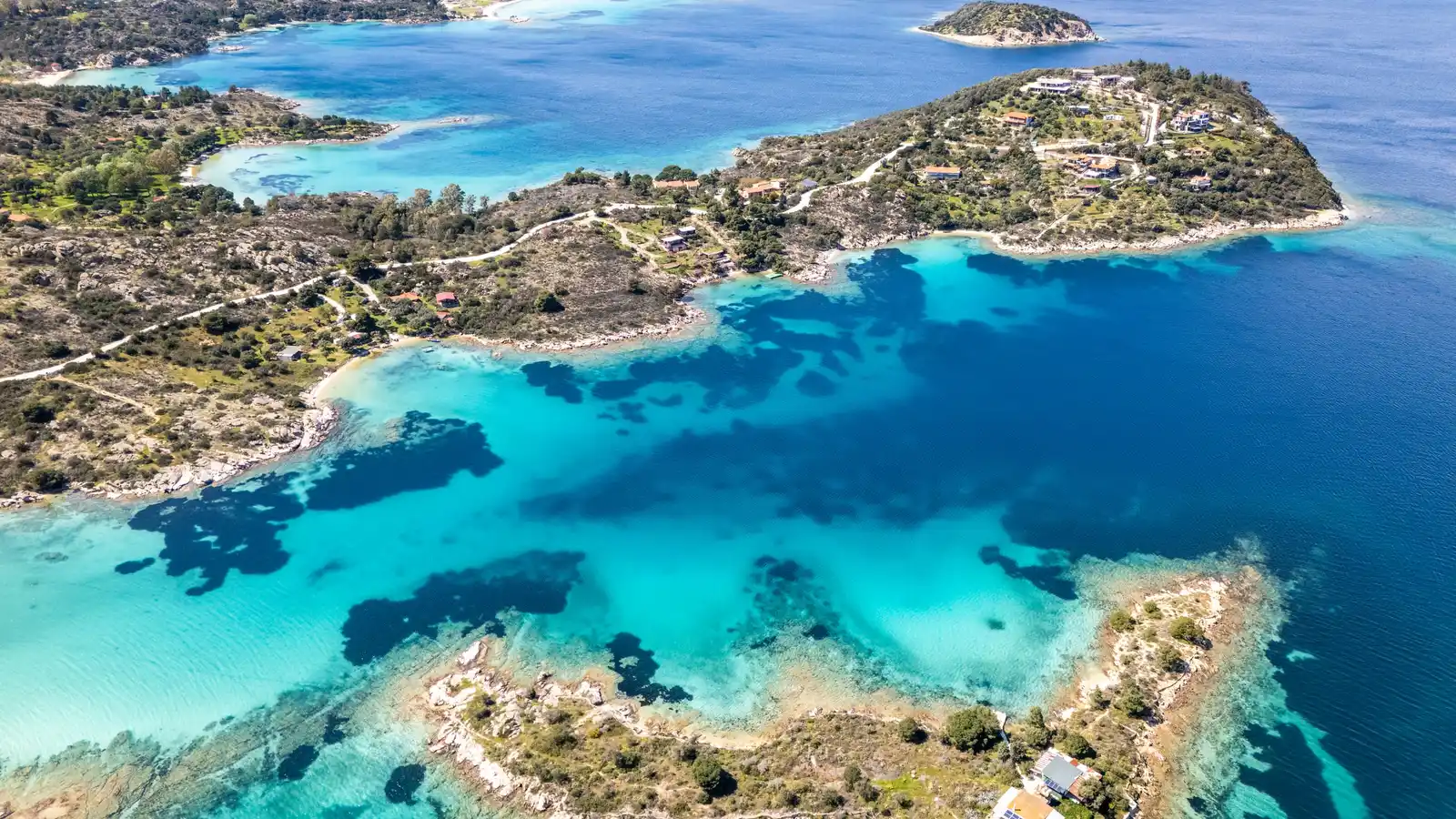 Τιρκουάζ λιμνοθάλασσες ανάμεσα στα δασωμένα ακρωτήρια και τις νησίδες του Διάπορου