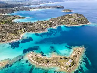 Τιρκουάζ λιμνοθάλασσες ανάμεσα στα δασωμένα ακρωτήρια και τις νησίδες του Διάπορου