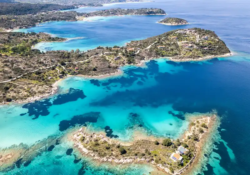 Τιρκουάζ λιμνοθάλασσες ανάμεσα στα δασωμένα ακρωτήρια και τις νησίδες του Διάπορου