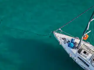 Η πλώρη ιστιοπλοϊκού στην άγκυρα πάνω από πρασινογάλαζα νερά στον Διάπορο, από ψηλά