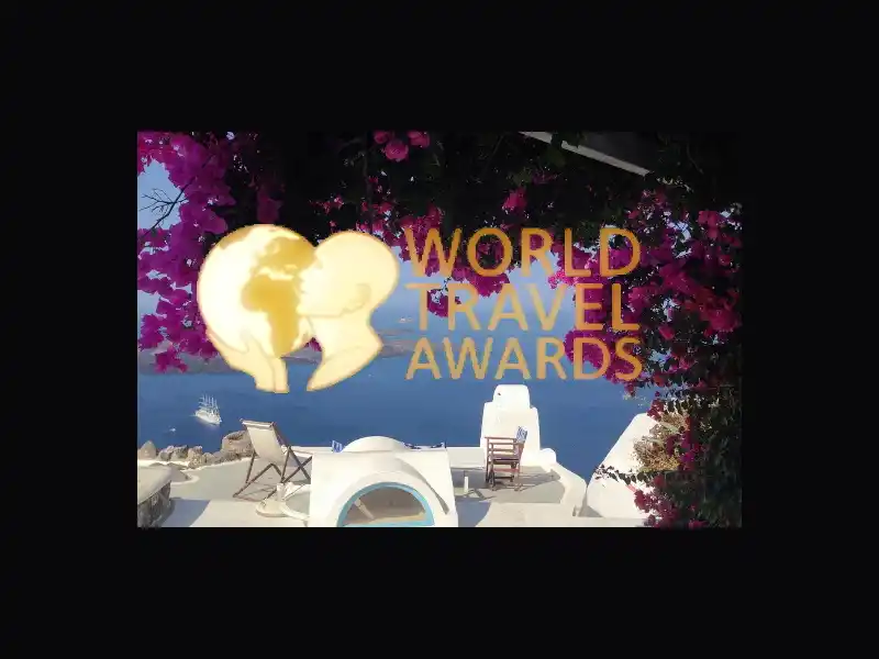 Το λογότυπο των World Travel Awards πάνω από τη θάλασσα, με λευκή ταράτσα και ροζ βουκαμβίλιες